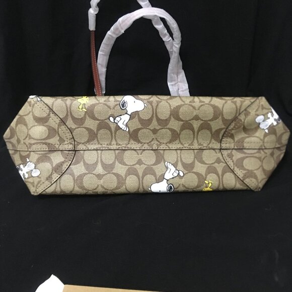 NWT COACH Peanuts Snoopy Tote bag! - Picture 5 of 12